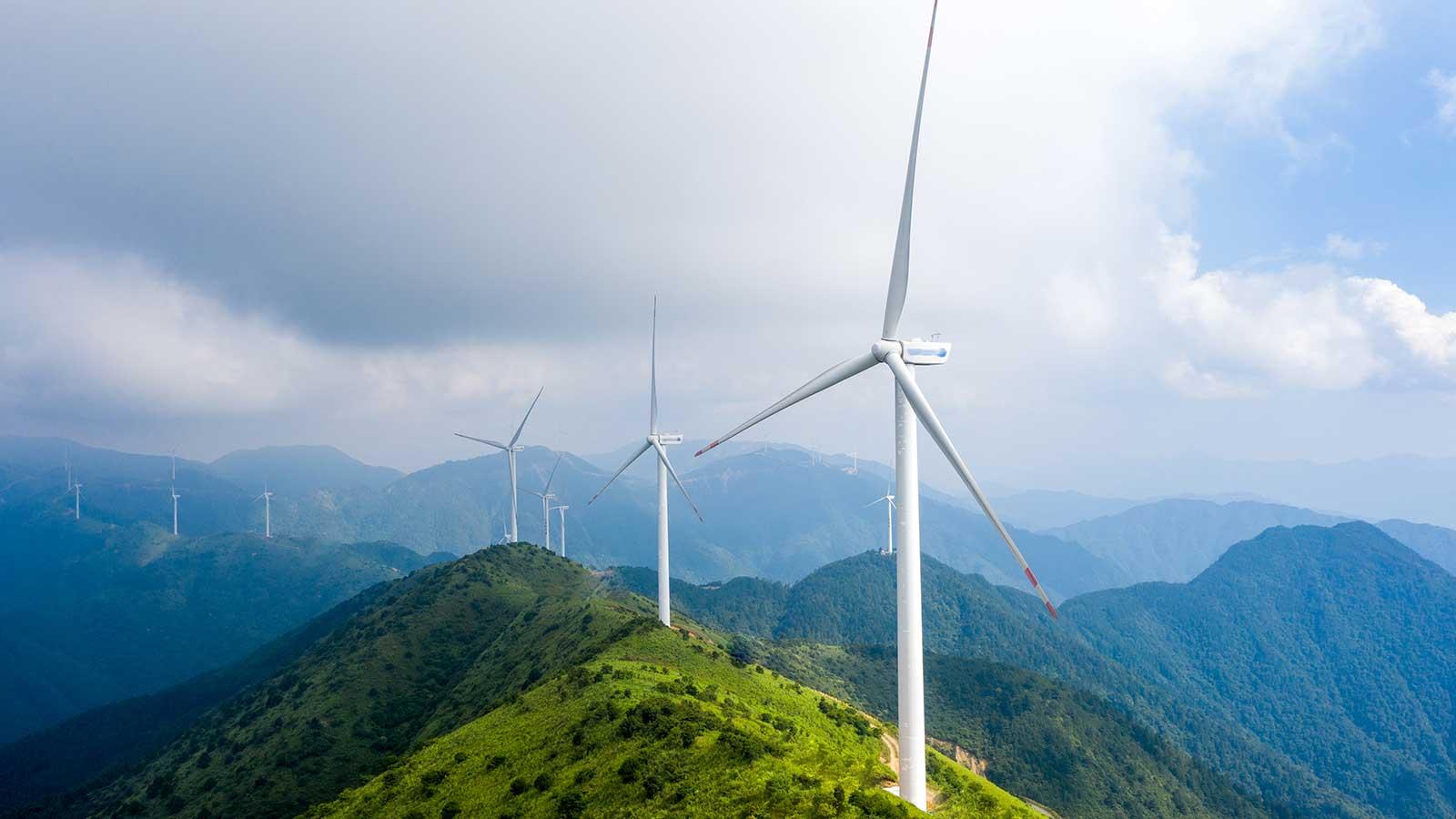 塔顶上的风力涡轮机代表esball国际平台客户端的商业能源高级证书