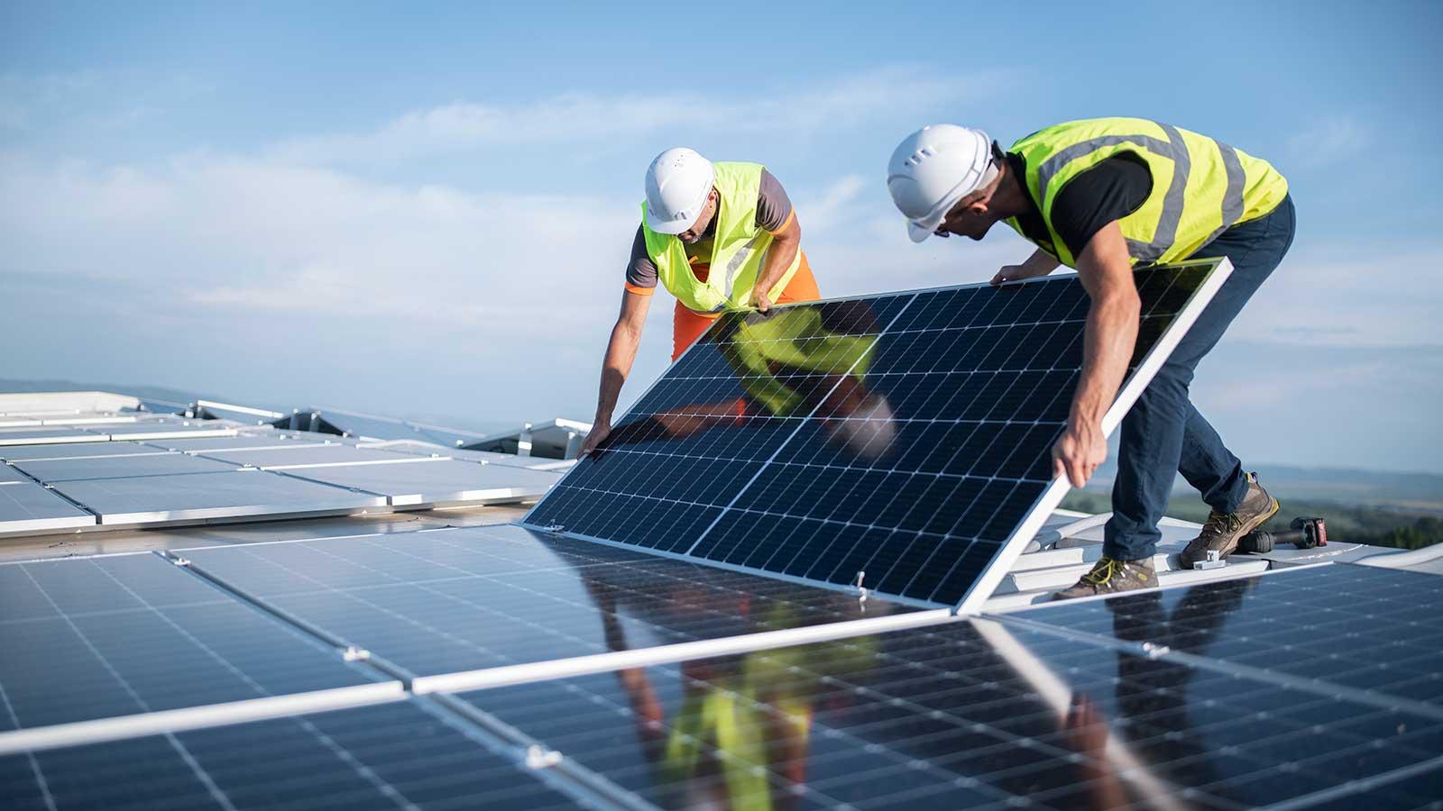 esball国际平台客户端土木环境工程项目工程师安装太阳能电池板